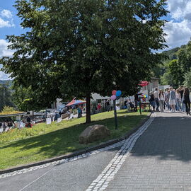 Viele Menschen bevölkern den sommerlichen blistaCampus.