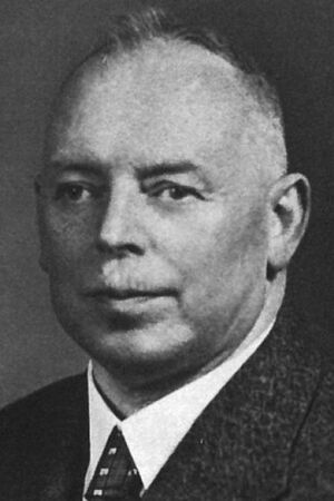 Historisches Schwarzweißportrait von Carl Strehl mit schütterem Haar und Krawatte.