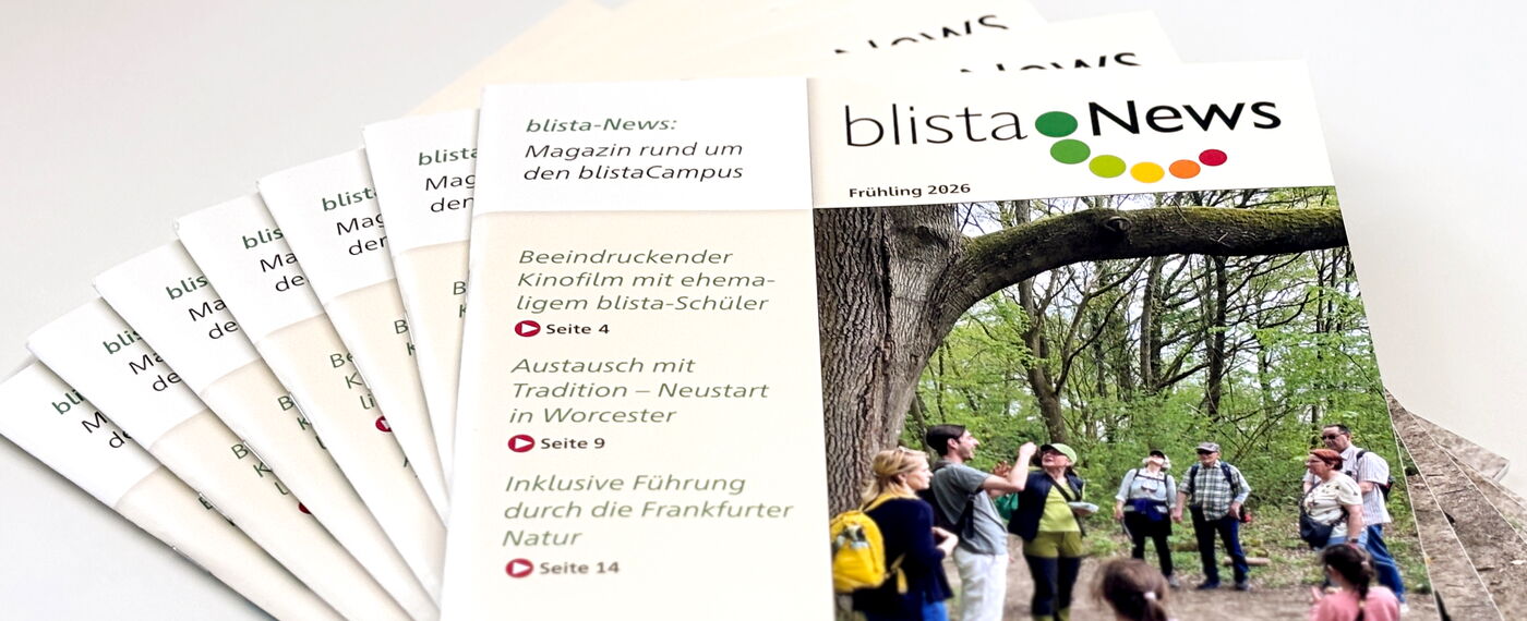 Mehrere Exemplare der Frühjahrsausgabe der blista-News liegen aufgefächert auf einem Stapel.