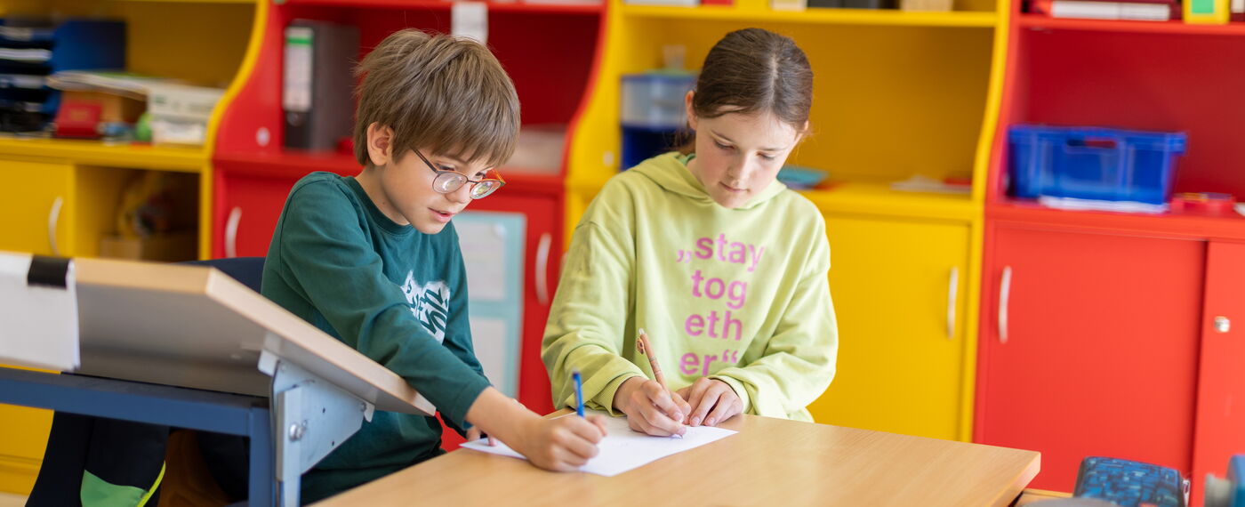 Zwei Schüler:innen der Eingangsstufe im Unterricht
