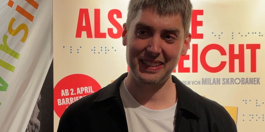 Der Schauspieler und ehemalige blista-Schüler David Knors vor dem Filmplakat des Kinofilms „Als wäre es leicht“.