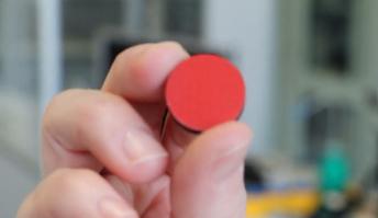 Ein roter Kreis symbolisiert ein Sauerstoffatom