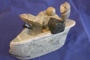 Zur künstlerischen Umsetzung der Thematik „Teilhabe statt Ausgrenzung“ inspirierte uns ein herzförmiger Stein, den wir zu einer Schale verarbeiteten und mit kleinen Speckstein-Werken kombinierten