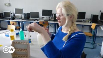 Eine blinde Schülerin experimentiert im Chemieunterricht 