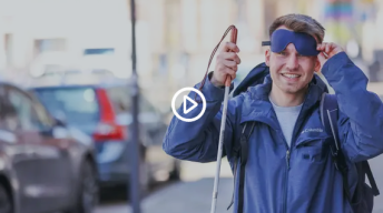 Junger Mann mit Augenbinde und Langstock - das Foto führt zum Video der OP