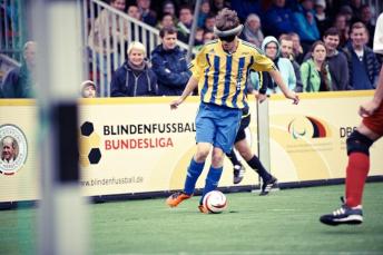 Blindenfußball in Aktion: Die Mannschaft der SF Blau-Gelb Marburg