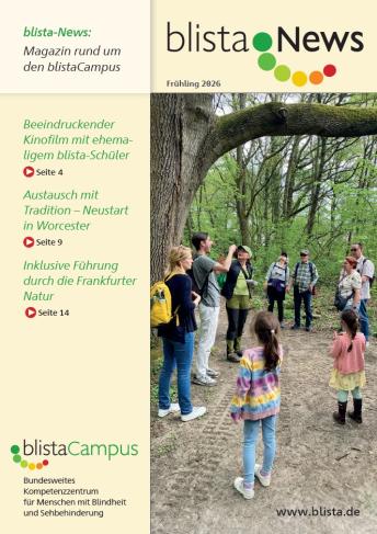 Cover der blistaNews 1-26 -Eine Gruppe von Erwachsenen und zwei Kindern steht auf einem Waldweg unter einem großen Baum. 
