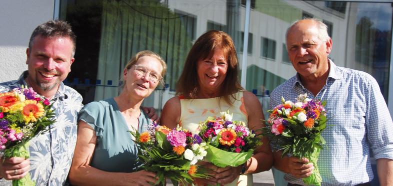 von links nach rechts: Markus Biber, Tine Möller, Jutta Duncker und Hans Georg Tietze freuen sich über ihre Abschiedsblumensträuße.