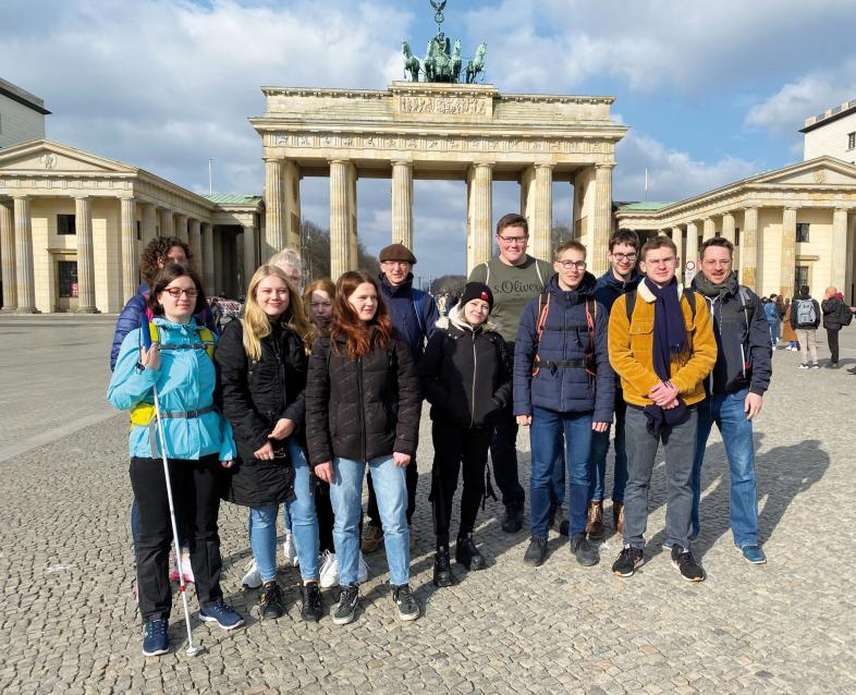Die Klasse 11 d hat sich vor dem imposanten Brandenburger Tor aufgestellt.