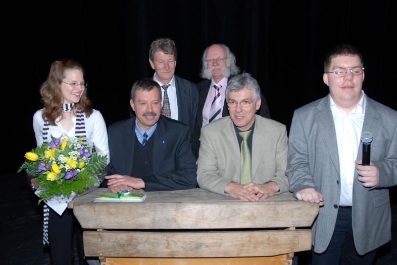 Am 23. März 2007 drücken der künftige Schulleiter Joachim Lembke und der designierte Direktor Claus Duncker die Schulbank, im Hintergrund die scheidenenden Dr. M. Weström (Schulleiter) und J. Hertlein (Direktor). Links steht R. Ramünke, rechts T. Büchner.