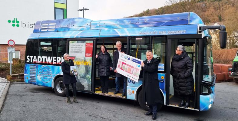 Überreichung des "Tickets " vor dem neuen E-Bus der Marburger Stadtwerke
