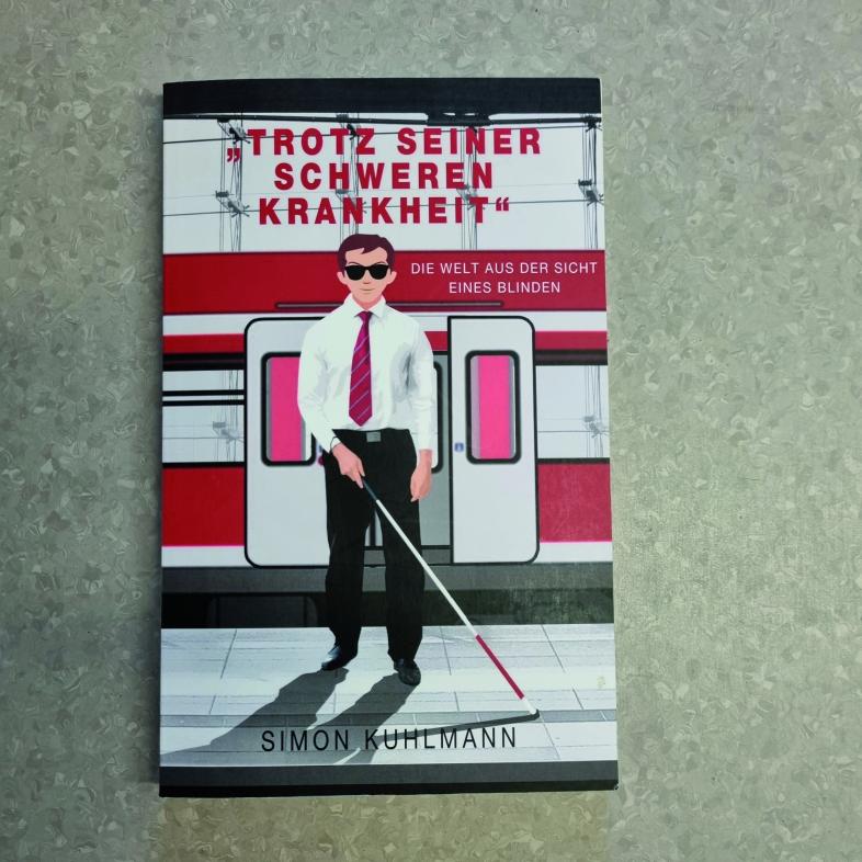 Das Buchcover zeigt einen blinden Mann vor einem Zug