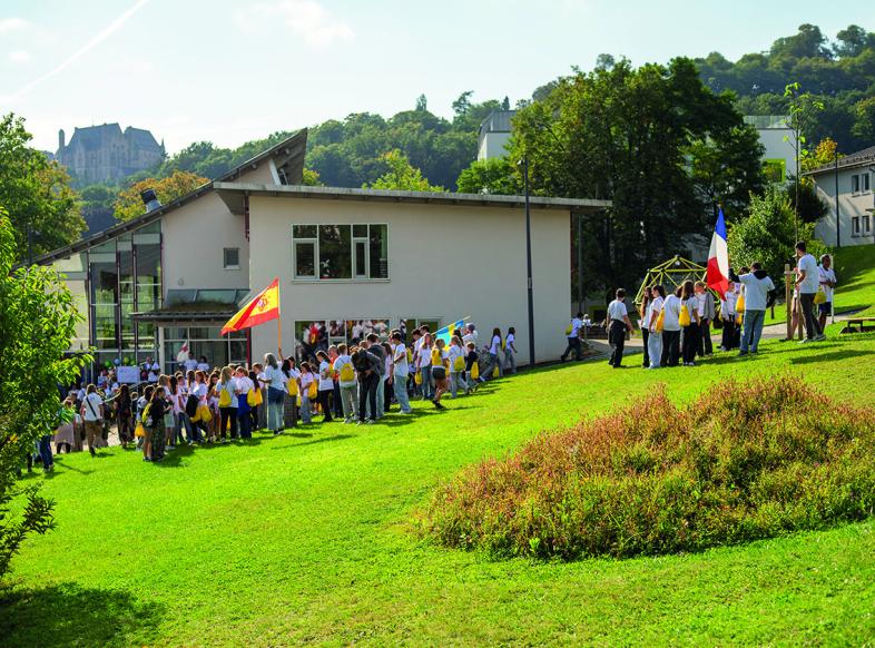 Auf dem blistaCampus war am KidsDay jede Menge los: die einzelnen Gruppen versammeln sich zu Länderflaggen auf der Wiese.