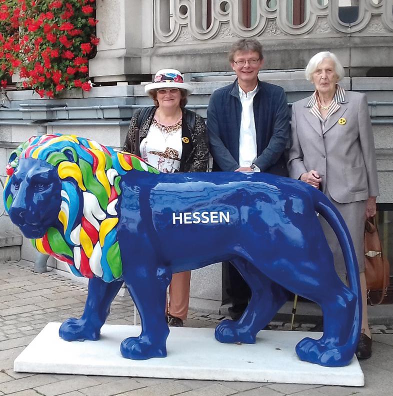 Linda Hirsch, Bernd Wilhelm und Christa Pfeifer vor der Hessischen Staatskanzlei in Wiesbaden (v.l.n.r.)