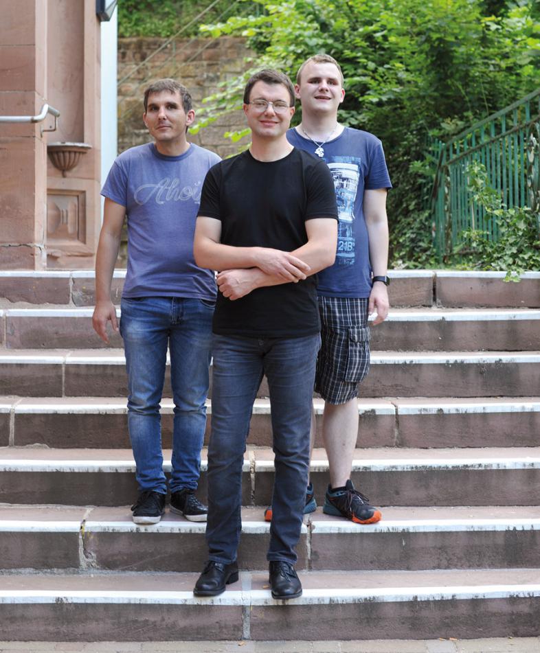 Die 3 jungen Männer stehen auf der Treppe der Einrichtung am Marbacher Weg.
