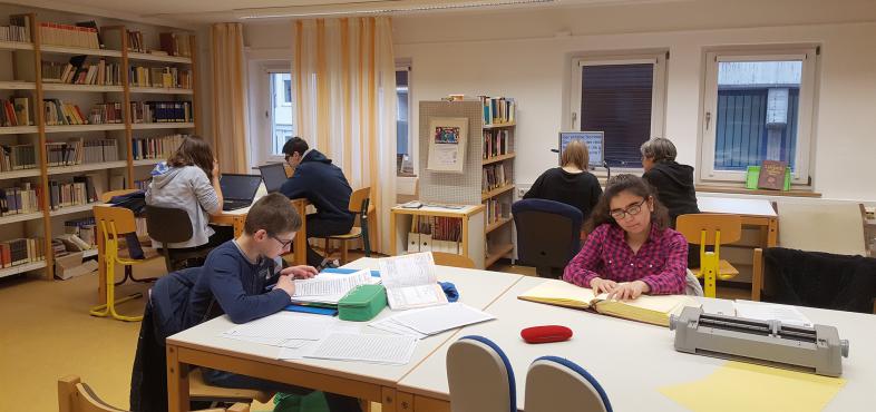 Schülerinnen und Schüler arbeiten in der Schülerbibliothek