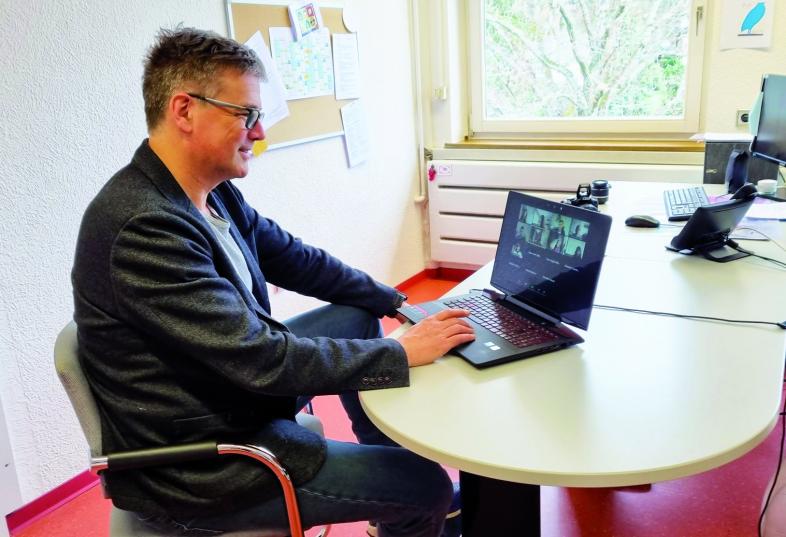 Otfrid Altfeld nimmt am Laptop an der Zoom-Konferenz teil