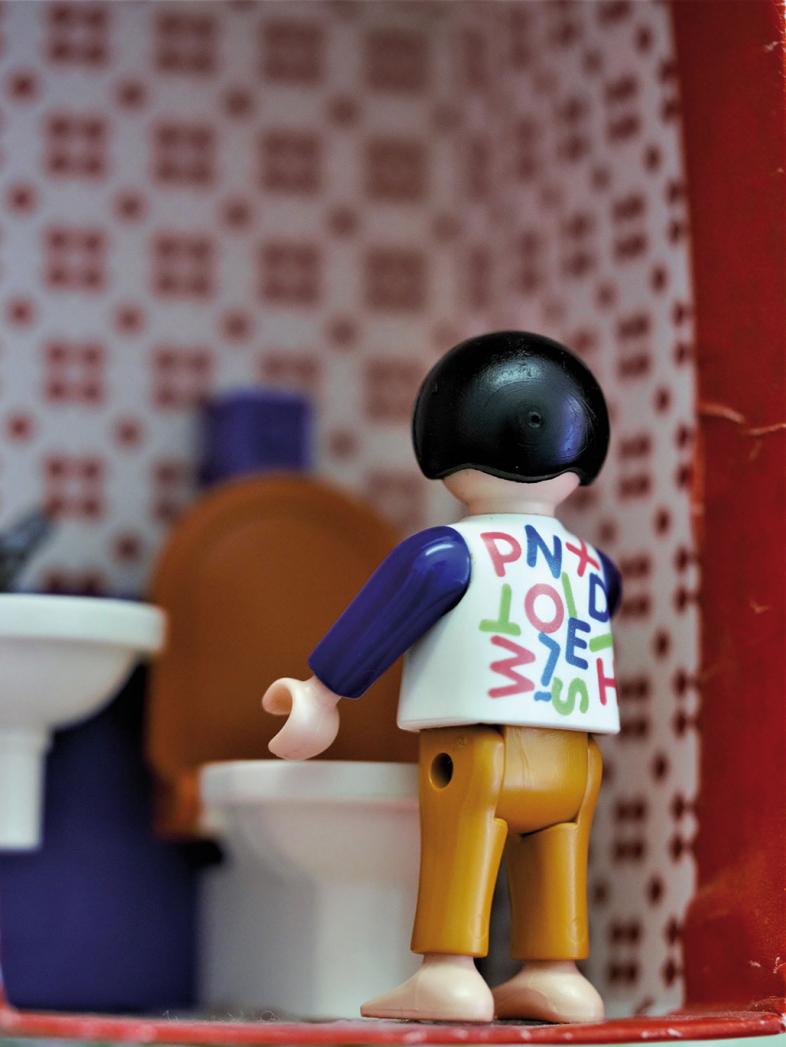Szene mit Playmobil-Figur: Im Bad steht eine Person vor der Toilette