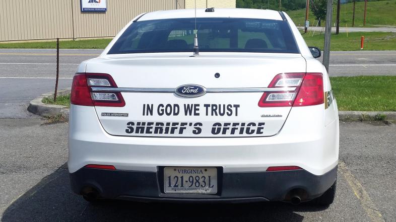 Font eines Autos mit der Aufschrift "In God we trust, Sheriff's Office"