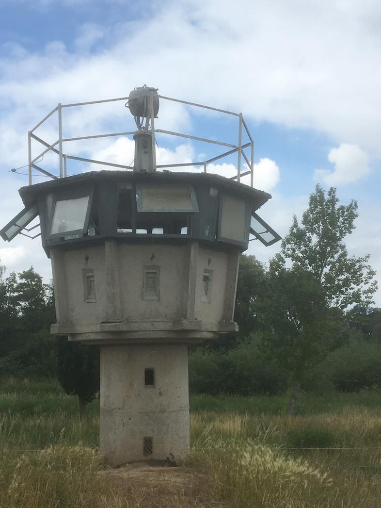 Das Foto zeigt einen ehemaligen Wachturm in Hötensleben