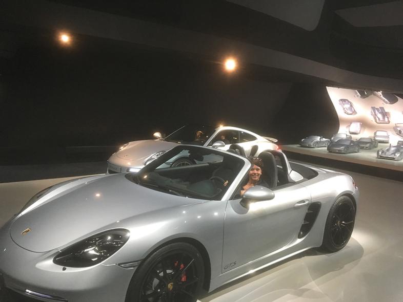 Ein silberfarbener Porsche