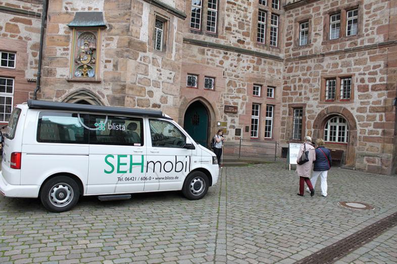 blista-SEHmobil vor dem Marburger Rathaus