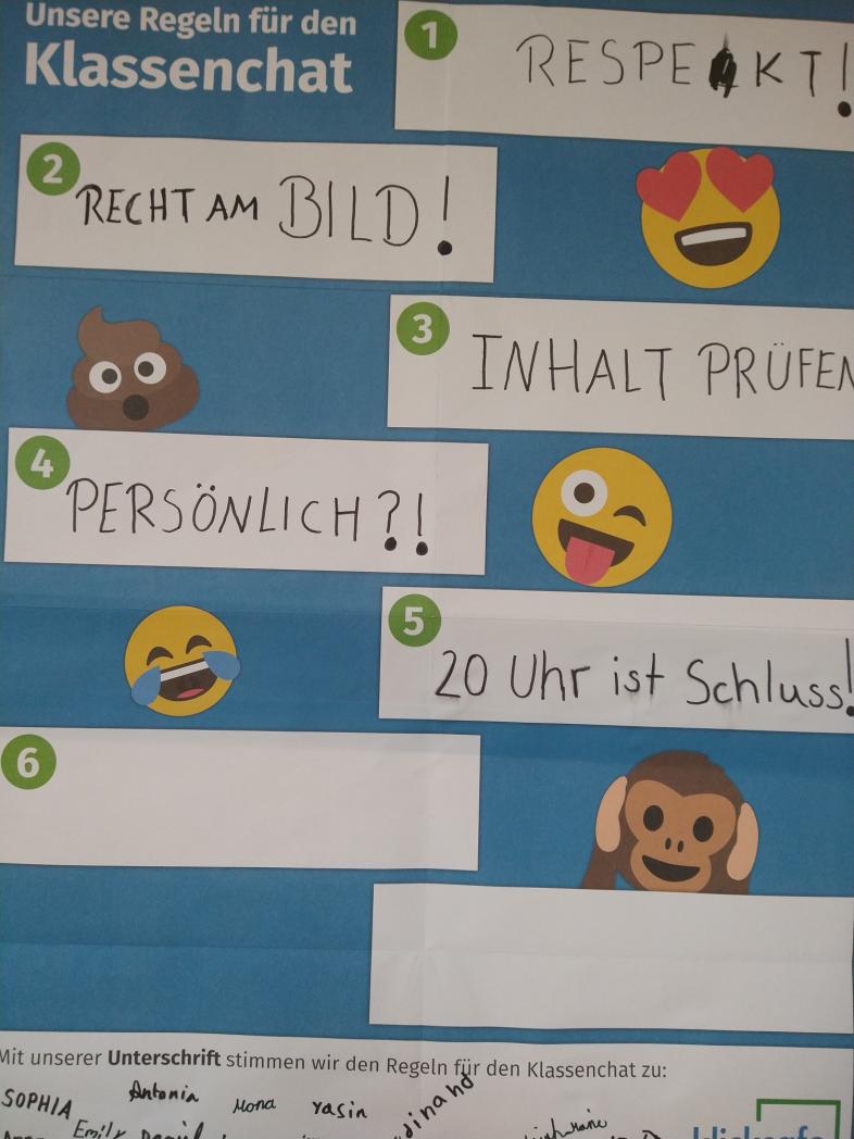 Ein handgeschriebenes und mit bunten Emojis verziertes Plakat, auf dem die Schüler*innen die Regeln für den Klassenchat festgehalten haben: 1.Respekt!, 2. Recht am Bild, 3. Inhalt prüfen, 4. Persönlich?!, 5. 20 Uhr ist Schluss