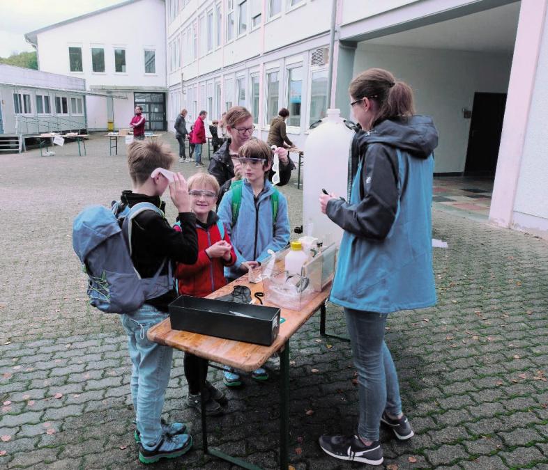 Bild 3: Drei Kinder mit Simulationsbrillen beim Experimentieren. 
