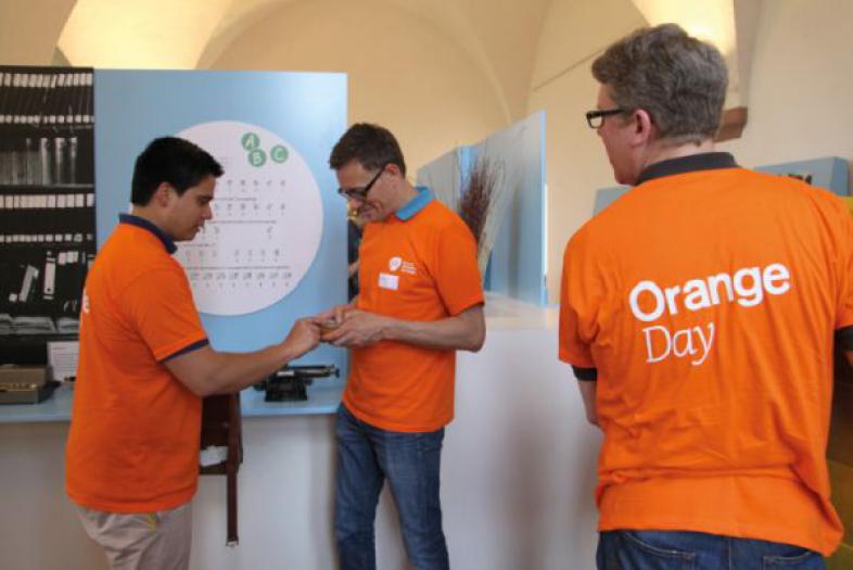 Im Rahmen des Orange Day unterstützte das Team der GSK Vaccines GmbH den Aufbau der Ausstellung