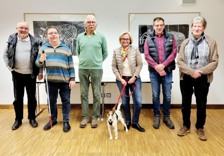 Die Vorstandsmitglieder des Fördervereins haben sich für das Foto in einer Reihe aufgestellt.Ein kleiner Hund ist auch dabei.