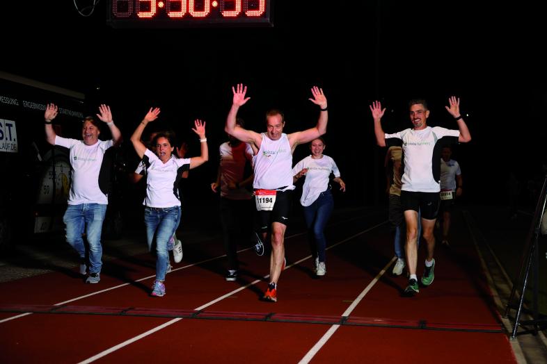Die Teams der blista runners laufen gemeinsam ins Stadion ein, v.l.n.r.: Thorsten Kelm, Mónica Wenz-Ramos, Patrick Temmesfeld, Lena Kelm und Armin Hack.