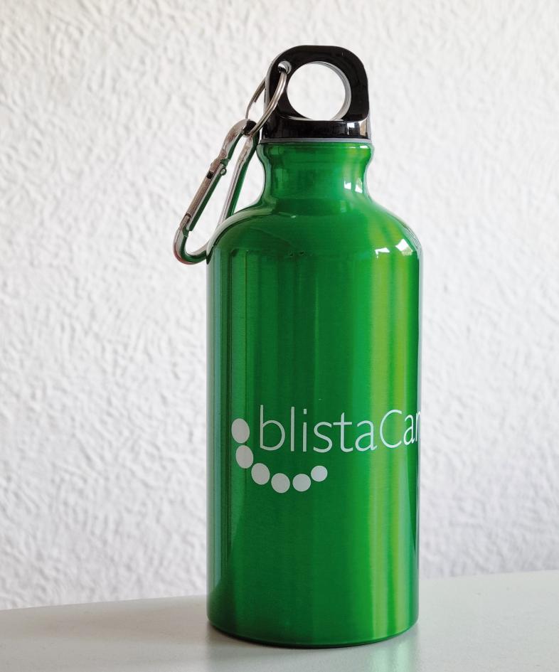 Eine grüne Trinkflasche aus Aluminium mit weißen Aufdruck des blista-Campus-Logos