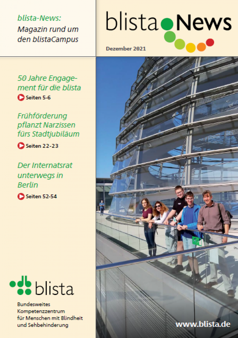 Das Foto zeigt eine Schülergruppe vor der Glaskuppel vom Berliner Reichstagsgebäude