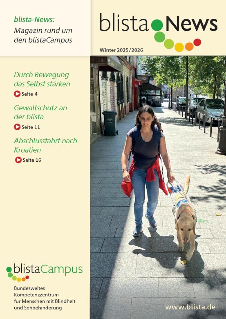 Cover der Winterausgabe 2025/2026, 1.	Eine junge Frau läuft mit ihrem Führhund im Geschirr über einen sonnigen Gehweg zwischen Autos und Geschäften in Paris.