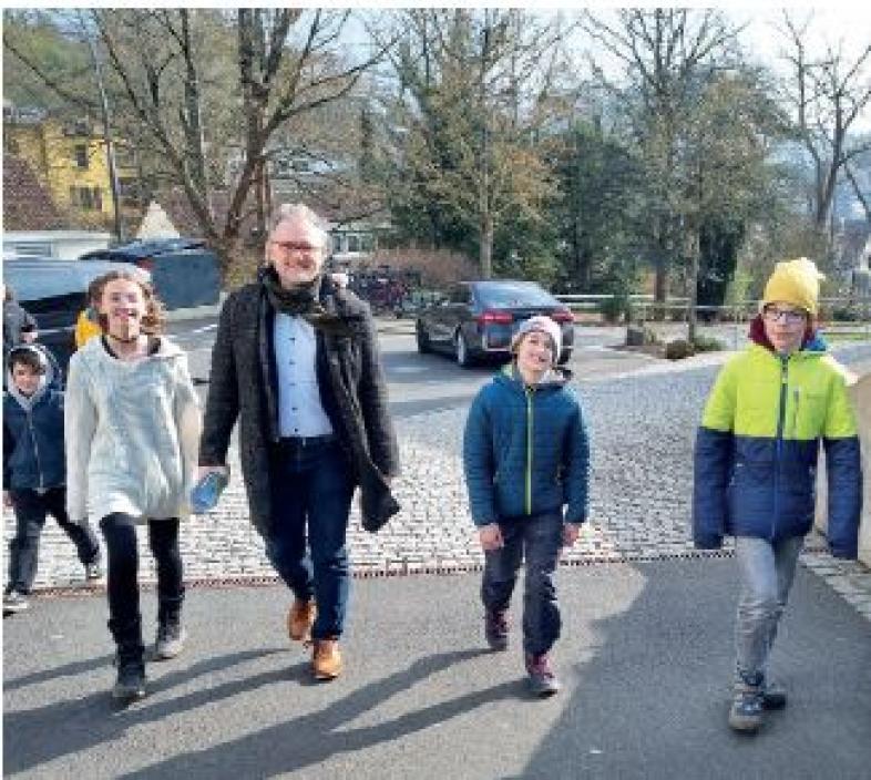 Landrat Jens Womelsdorf wird bei seiner Ankunft am InfoPunkt auf dem blistaCampus von Schüler*innen der Montessori-Schule begrüßt.