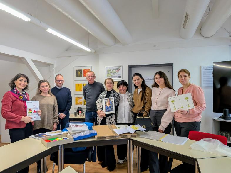 Die Besucherinnen aus Georgien freuen sich über die neuen Materialien, die ihnen von Ketevan Pabst gespendet wurden. 