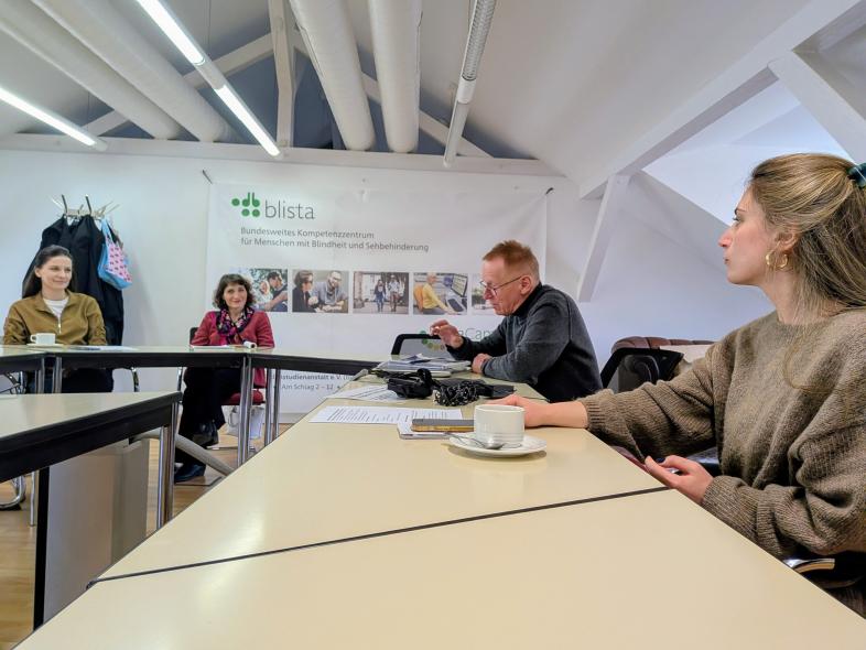 Die Gruppe im angeregten Gespräch mit Dr. Werner Hecker