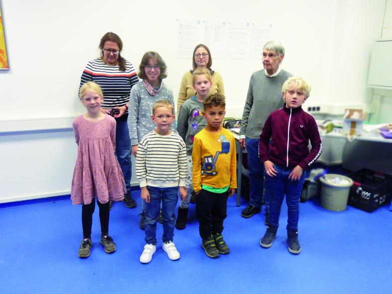 Gruppenfoto: Die sechs teilnehmenden Kinder stehen vor Frau Winkelheide und Team. 