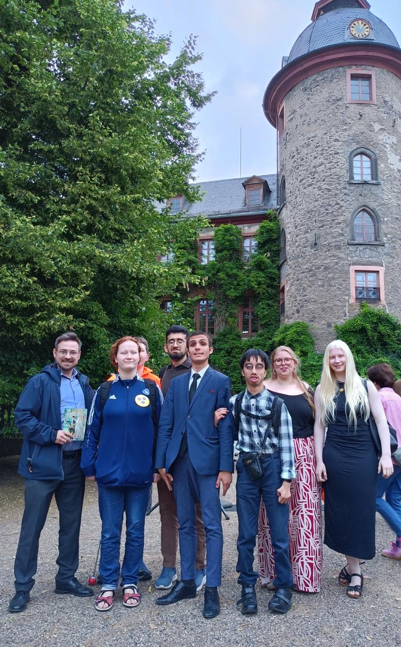 Der Englisch-LK mit Lehrer Carl Philipp Seitz auf Schloss Laubach