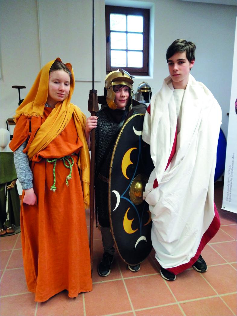 3 Kinder haben sich römisch verkleidet