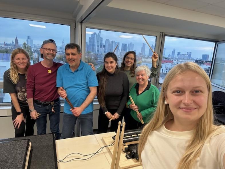 Die Teilnehmenden des Workshops mit bester Laune vor der Frankfurter Skyline