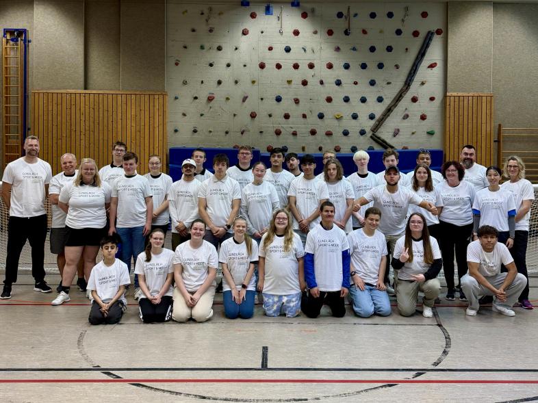 Gruppenbild vom U19 Goalballcamp in der Sporthalle der blista