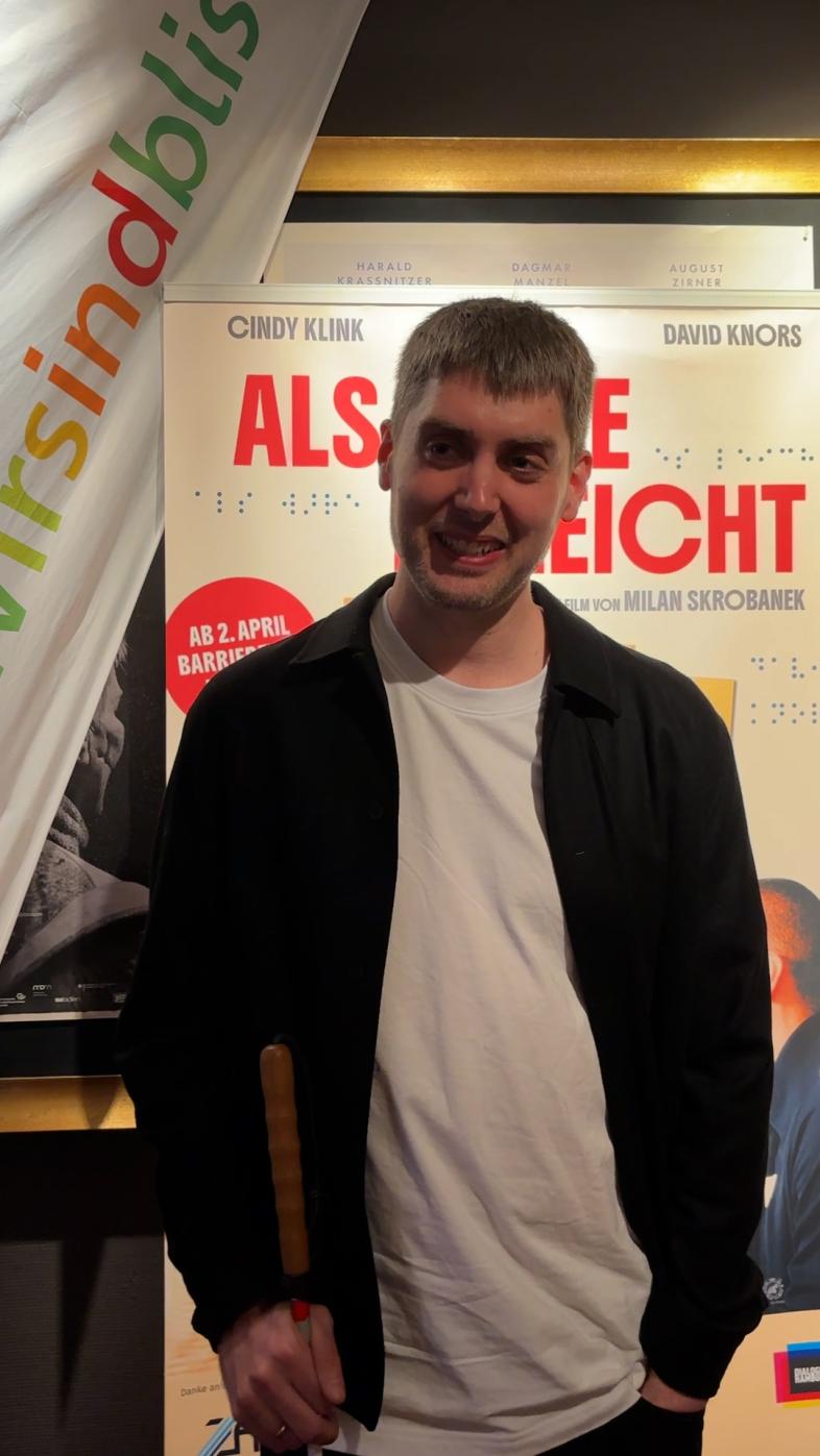 Der Schauspieler und ehemalige blista-Schüler David Knors vor dem Filmplakat des Kinofilms „Als wäre es leicht“.