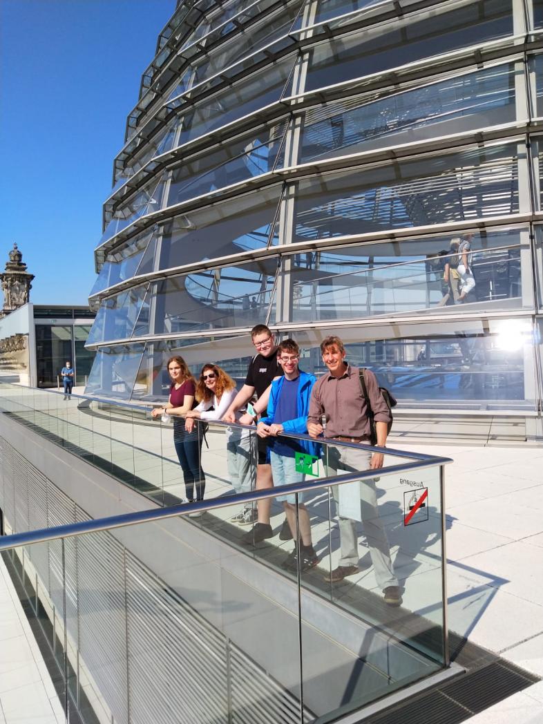 Alle gemeinsam auf der Dachterassse der Reichstags vor der Glaskuppel.