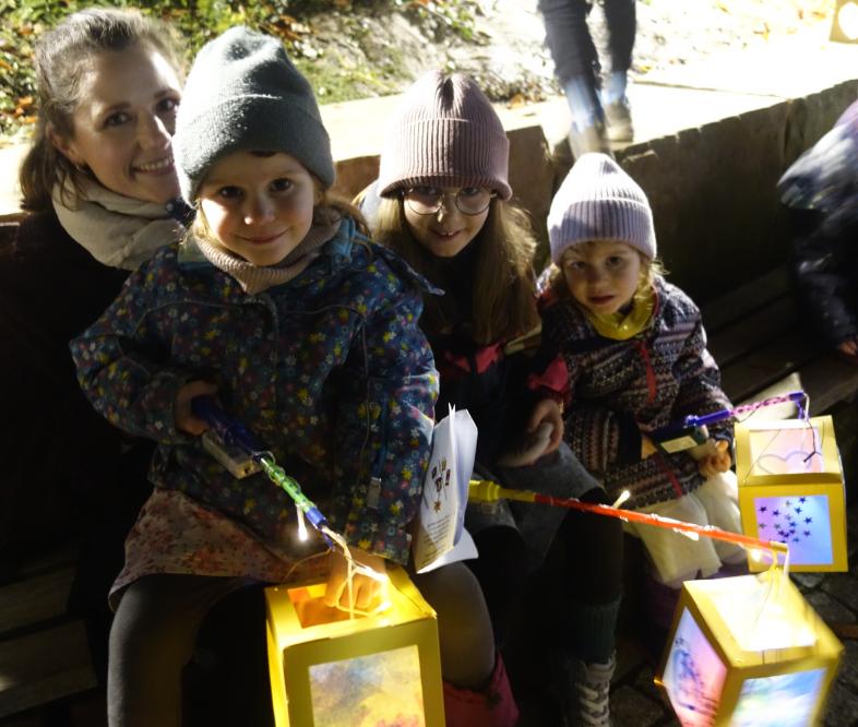 Warm eingepackt feiern die Kinder Laternenfest mit selbstgebastelten Laternen.