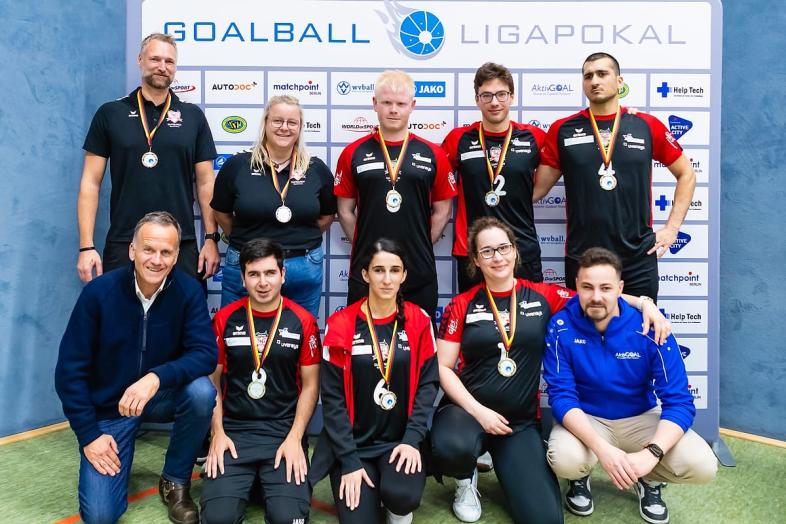 Teamfoto der Marburger Goalballer*innen beim Ligapokal mit Silbermedaillen um den Hals.