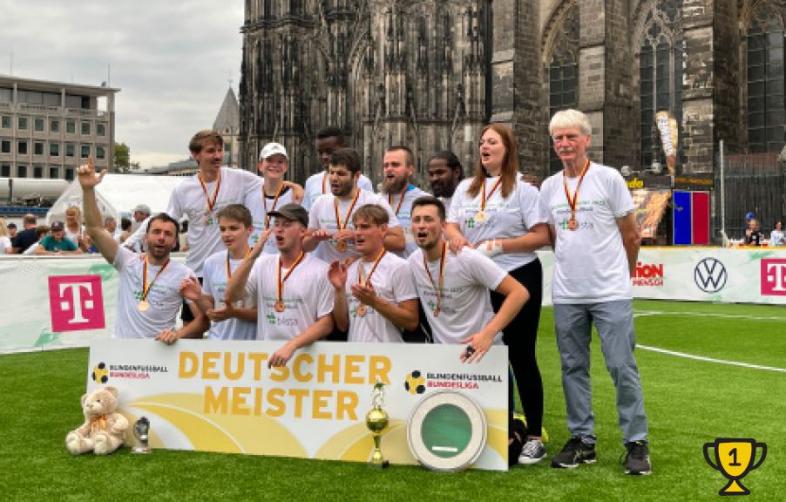 Die frisch gekürten Deutschen Meister der SSG blista mit ihrem Trainer Manfred Duensing vor dem Kölner Dom