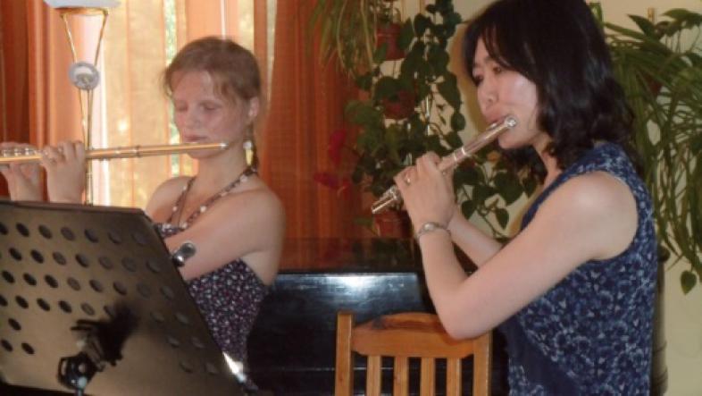 Zwei Schülerinnen spielen Querflöte