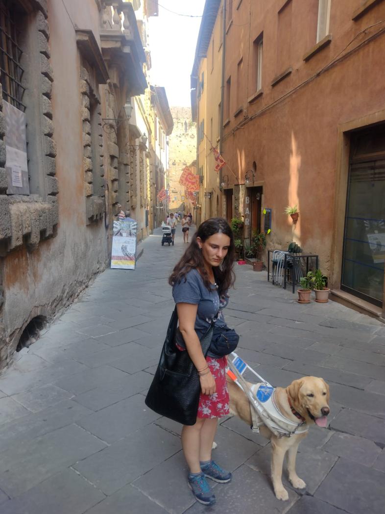 Lara und Tucker erkunden die Gassen von Livorno