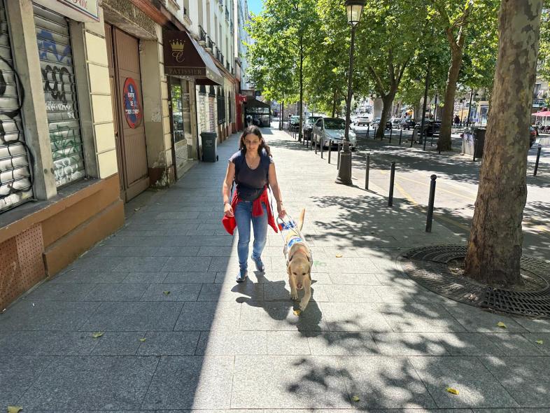 Lara mit Führhund Tucker in den Straßen von Paris